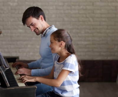 Wie können Eltern ihr Kind beim Klavier lernen unterstützen
